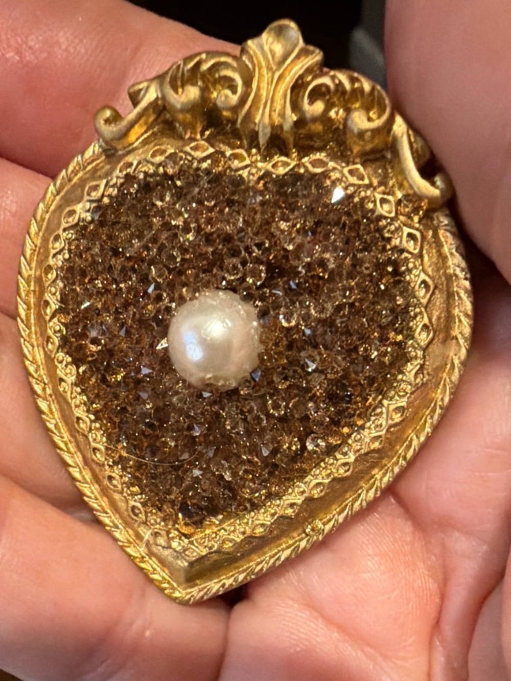 Vintage Style Gold Heart Magnet with Crushed Crystal & Pearl Center